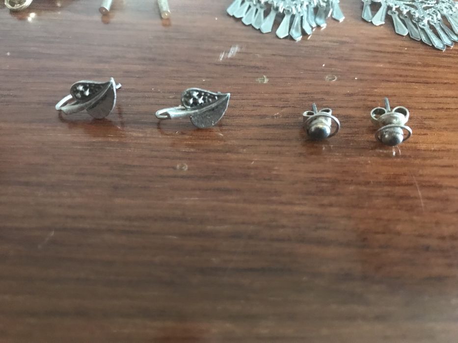 Kolczyki i klipsy - metal. Za całość 30 zł.