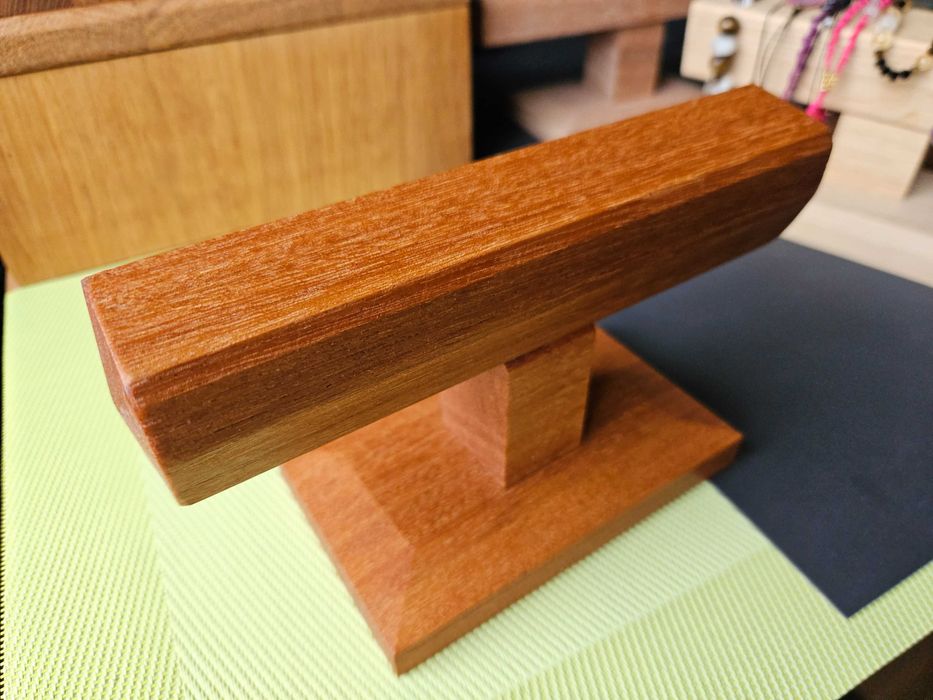 Stojak ekspozytor na zegarki bransoletki drewno Bangkirai olejowany