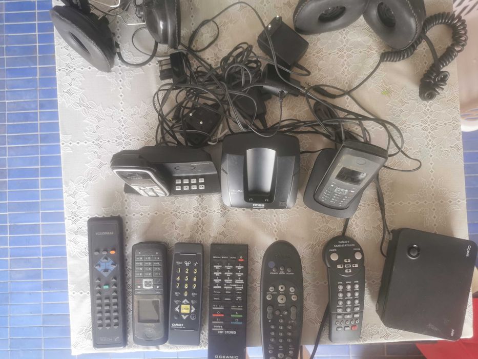 Lote de Carregadores, Cabos, Telefones, Routers, Adaptadores, Diversos