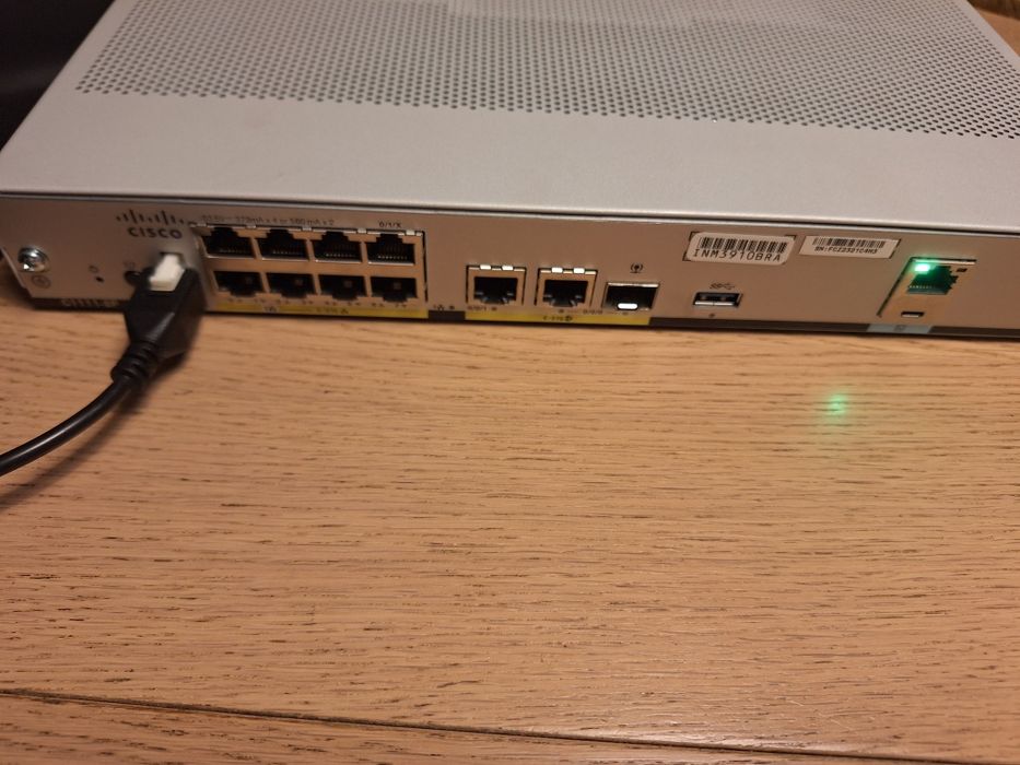 Router Cisco C1111-8P