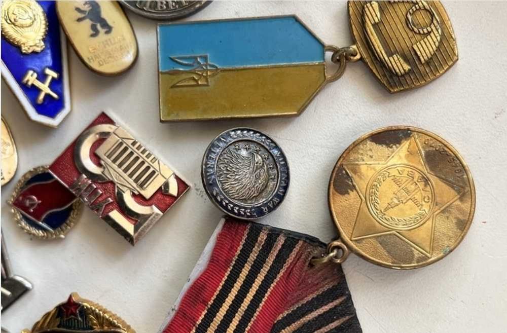 Значки різні продам