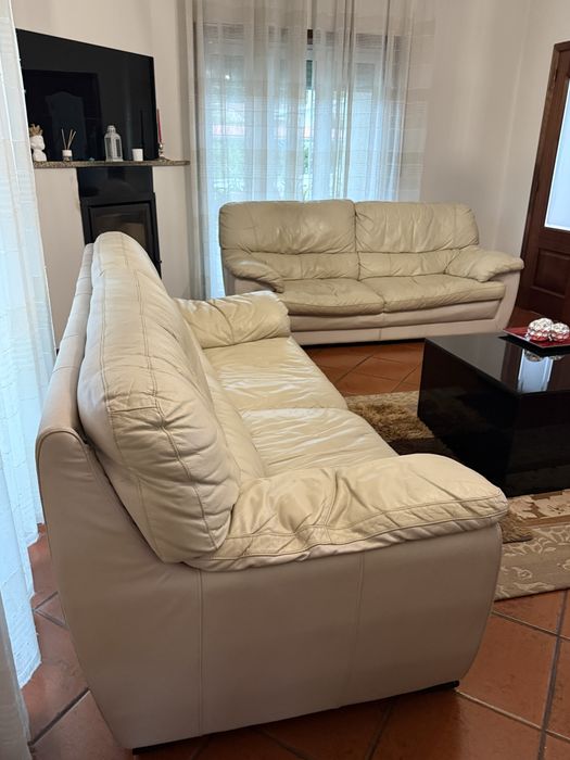Conjunto sofás em pele com 2 lugares grandes