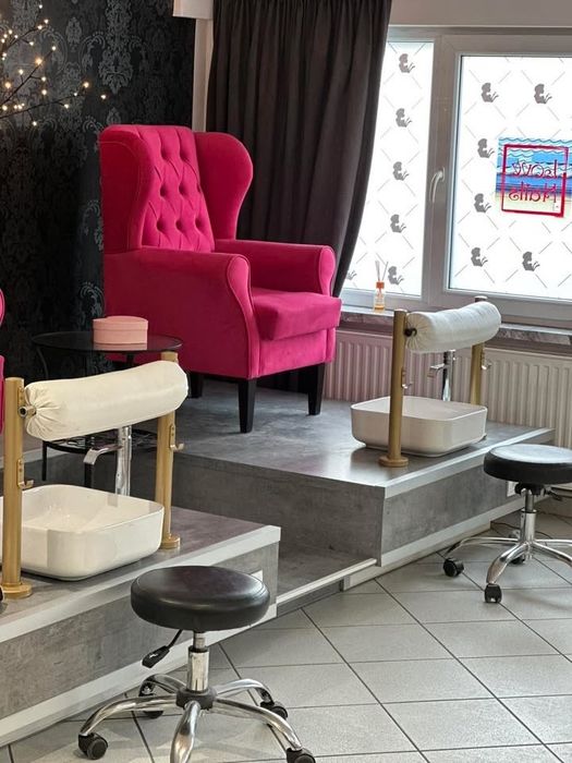 Wynajme stanowisko manicure / pedicure ( cena do negocjacji )