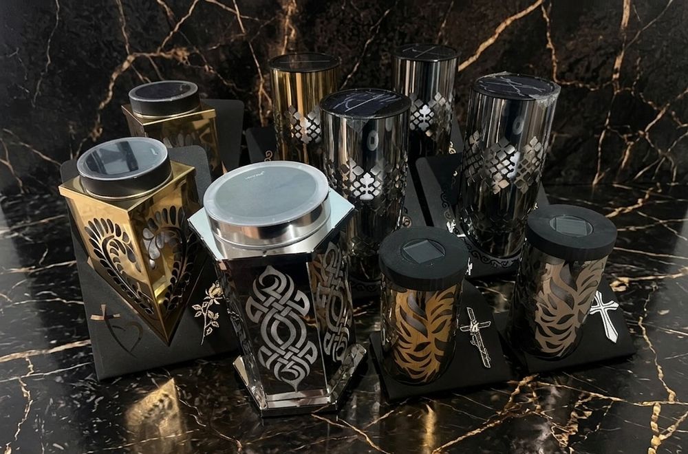 Лампадки вічний вогонь/Вази на кладовище