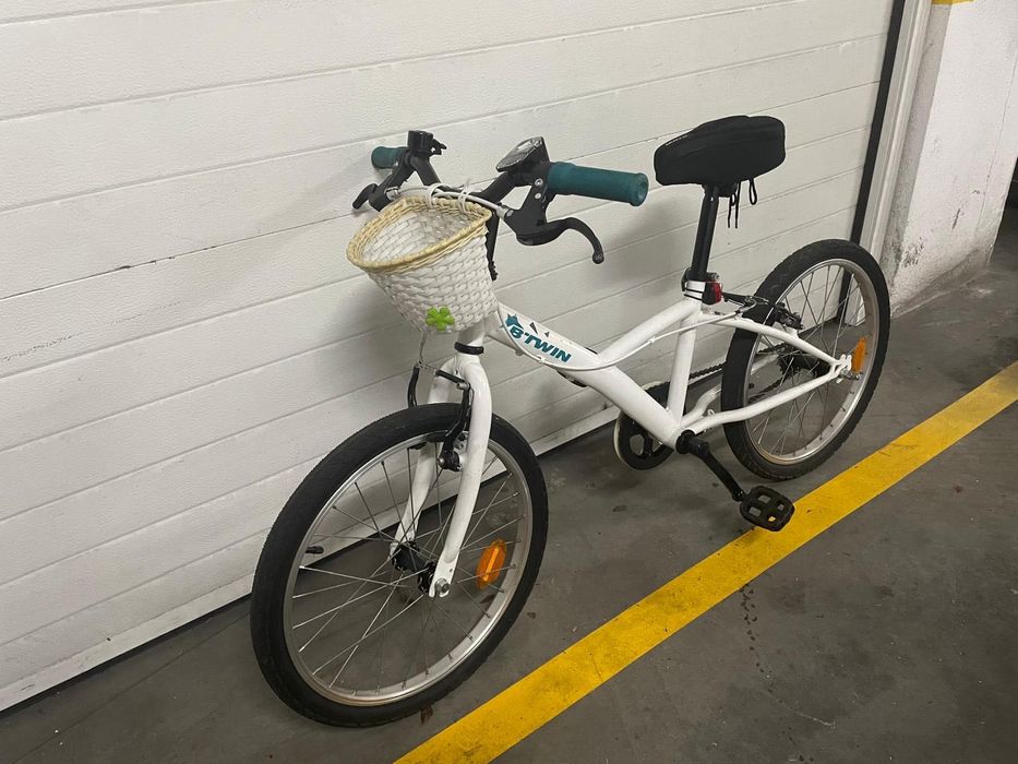 Bicicleta B’TWIN Original 100 branca com cesto