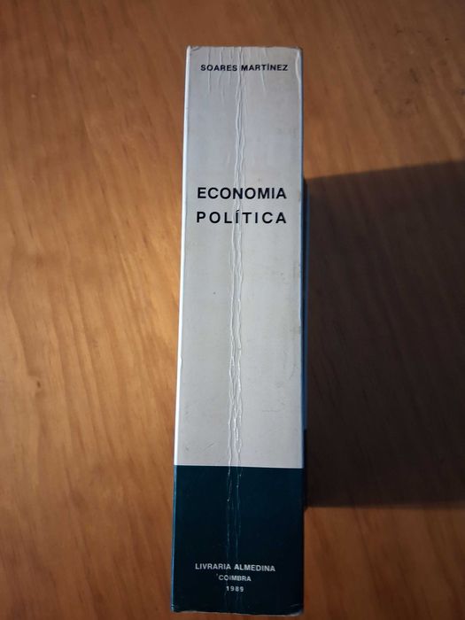 Livro "Economia Política" edição 1989 de Soares Martinez