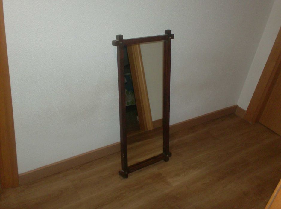 Espelho com moldura de madeira