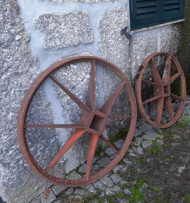 Rodas em Ferro e outra em madeira.
