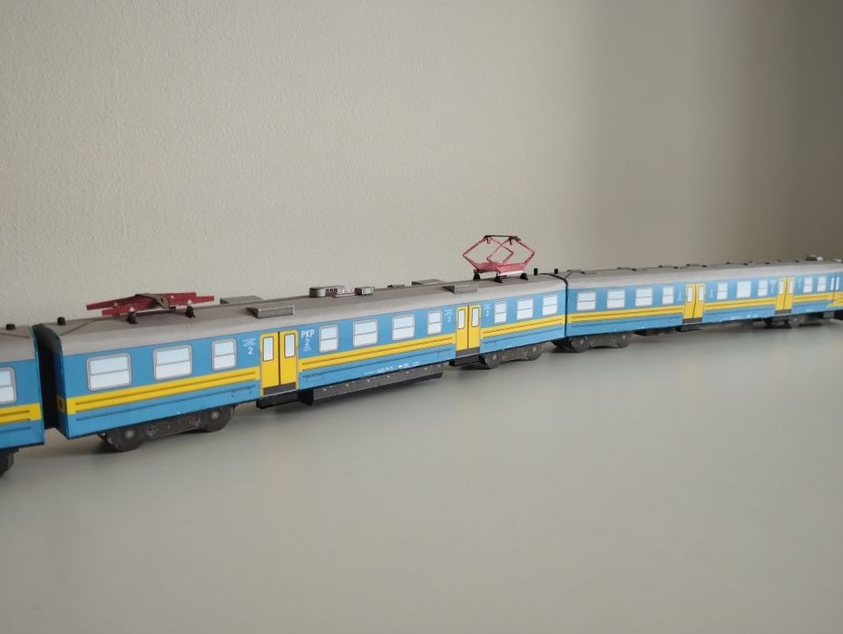 Model kartonowy zabawka pociąg miejski  długosc modelu 78cm autobus sz