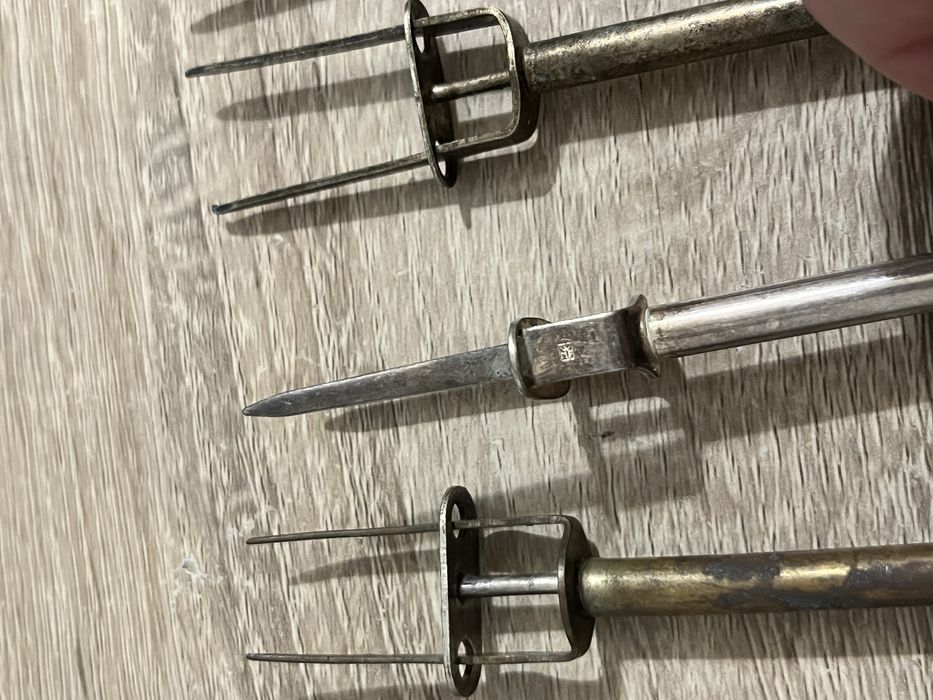 Sprężynowe widelczyki–  najprawdopodobniej srebrzony mosiądz