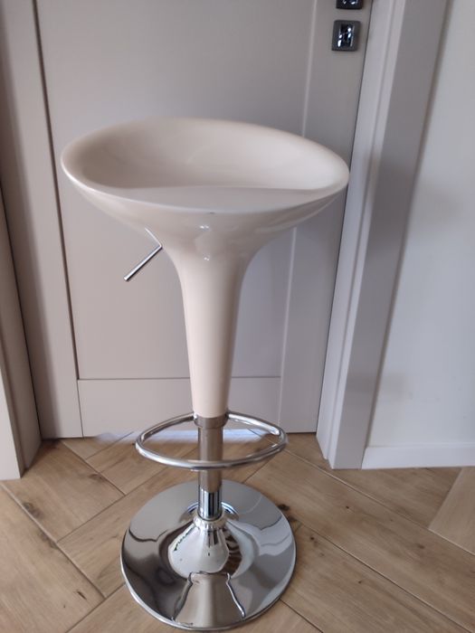 Hoker barowy kremowy