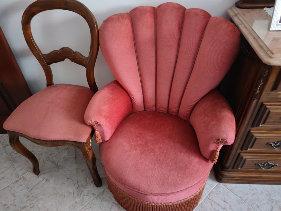 Uma mobília de quarto em madeira de castanho