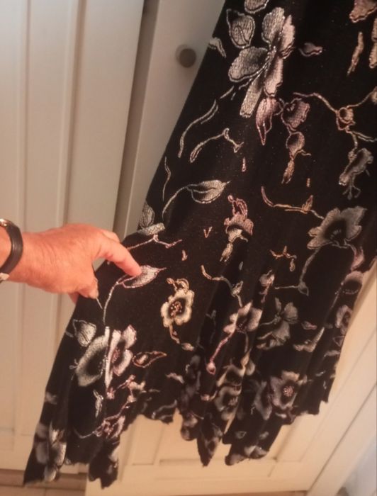 Vendo vestido de noite comprido bordado a dourado e prateado, sujeito a oferta.