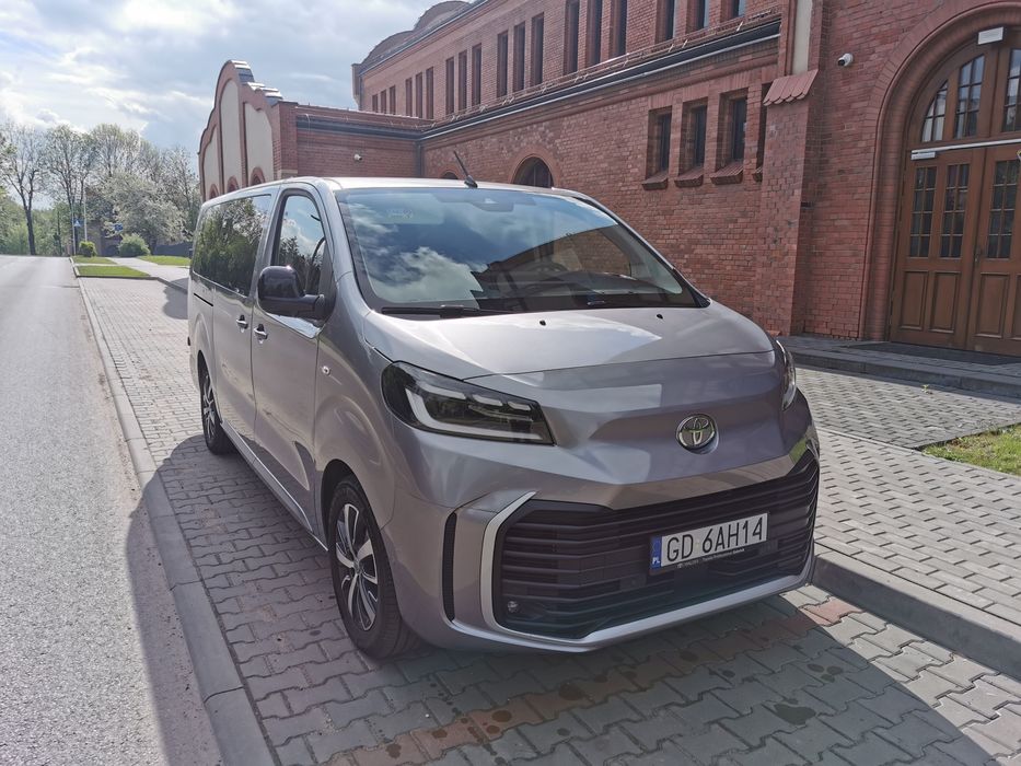 Wynajem busa Śląskie – Toyota Proace Verso LONG 9 osób | Katowice  2026r. Automat