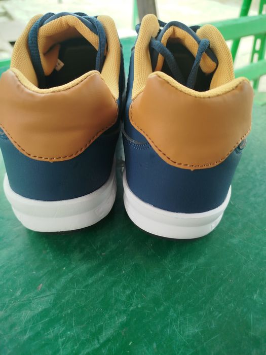 Продам нові чоловічі кросівки