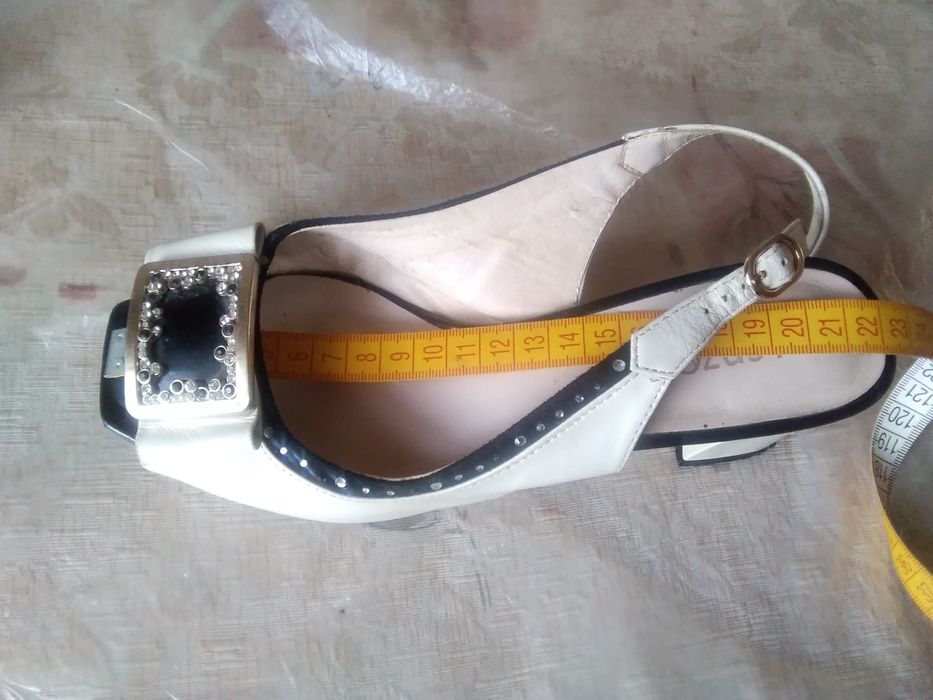 Босоніжки бежеві,модельні,розм.35,натуральна шкіра,на каблуці,фабричні