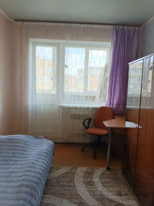Здається кімната для  дівчини-студентки. Без шкідливих звичок.