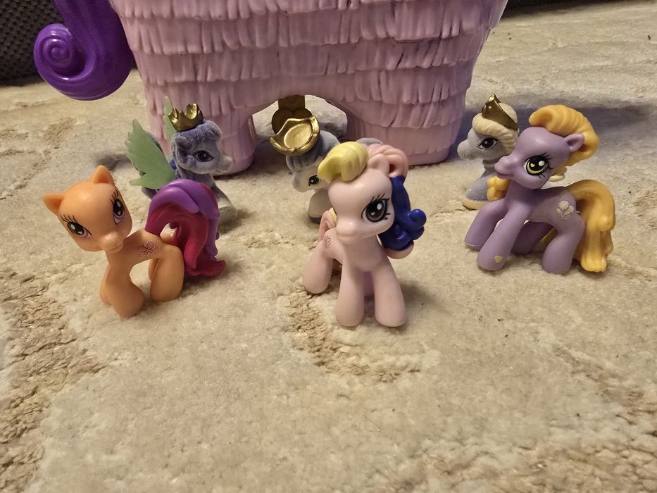 Polly Pocket plus szesc malych konikow