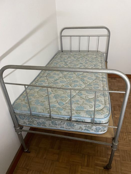Cama de ferro usada