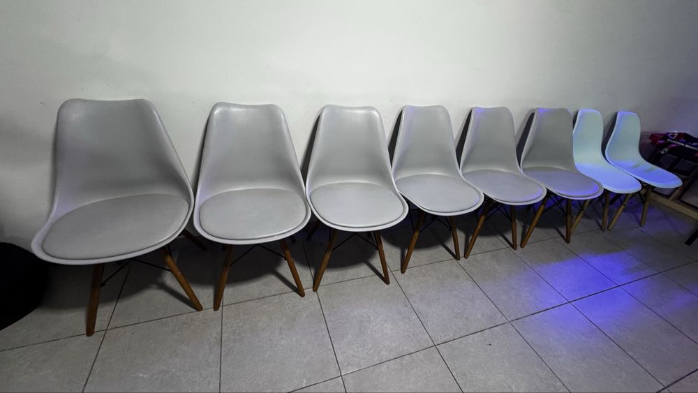 8 cadeiras, 6 cinzentas e 2 azuis