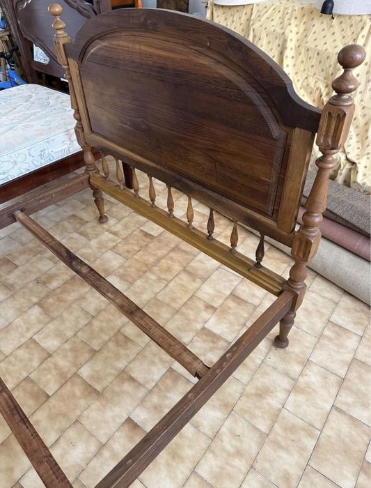 Estrutura de Cama de Casal em Madeira
