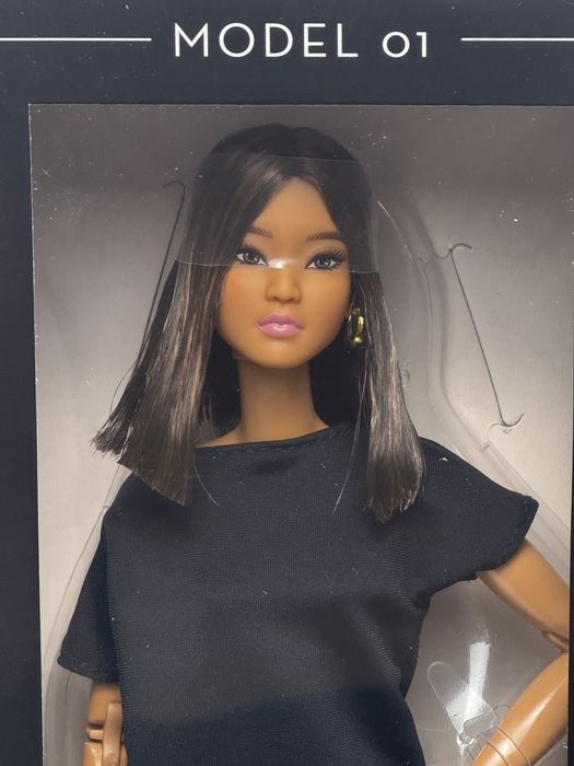 Барбі Колекційна лялька Barbie Basics Model 01, брюнетка
