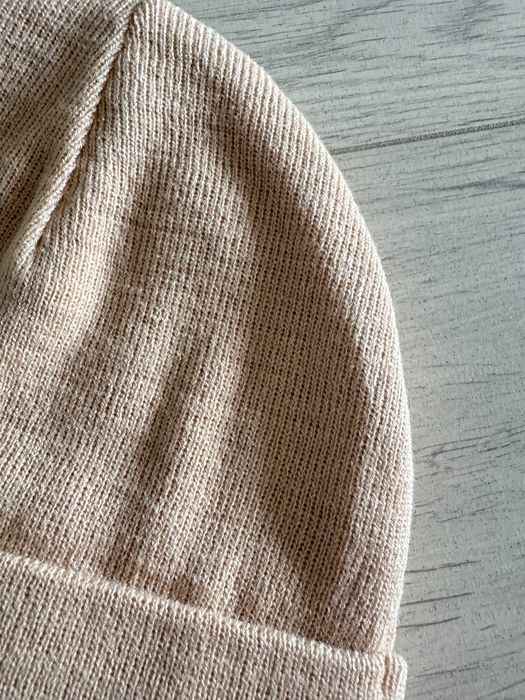 Czapka Adidas w odcieniu beżowym