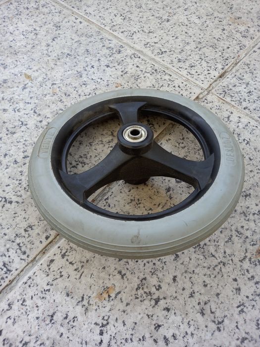 Roda de cadeira de rodas nova