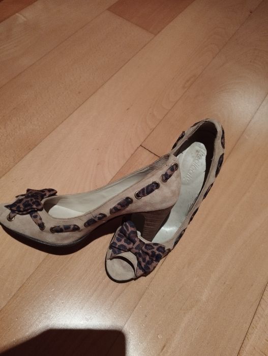 Sapatos de senhora de salto alto