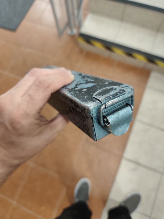 Stara stalowa skrzynka pancerna
