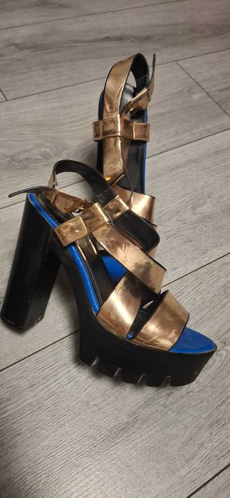 Жіночі босоніжки