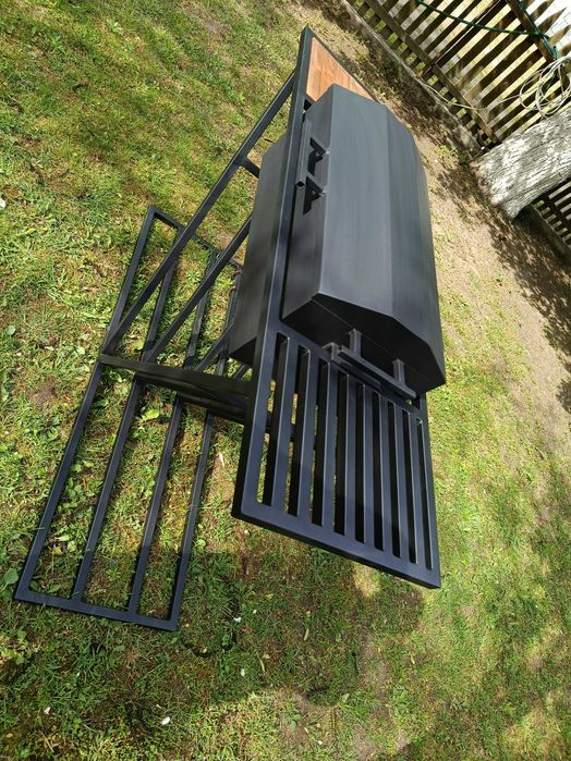 Grill ogrodowy solidny