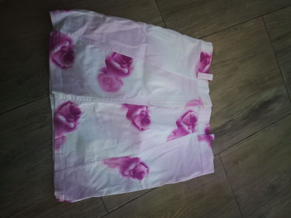 WIBS spódniczka mini w różowe róże kwiaty r. 38 pas 36 cm długość 39 cm