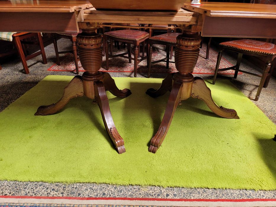 Mesa de sala em madeira com dois pés de galo - extensível