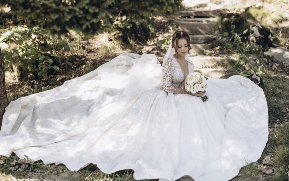 Розкішна весільна сукня