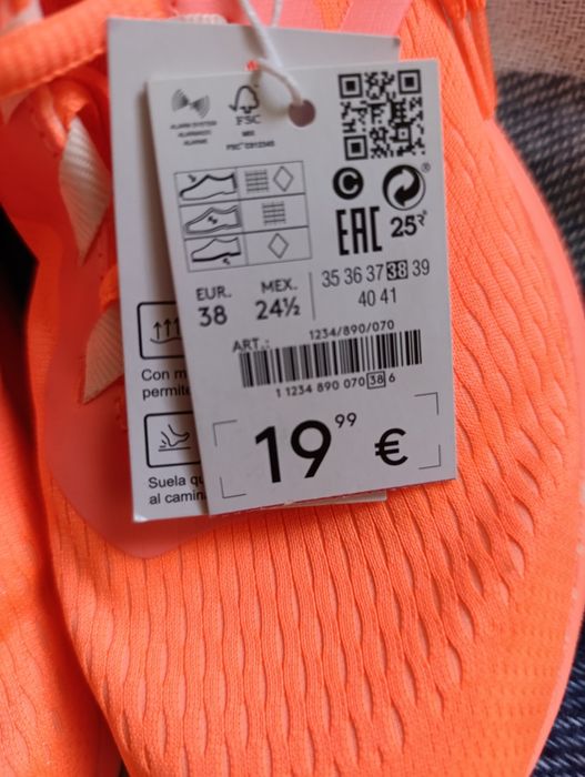 Продам жіночі кросівки