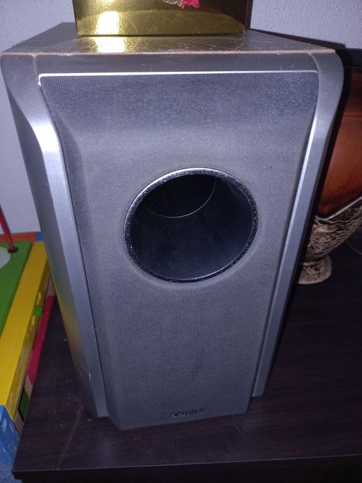 Leitor dvd com 4 colunas altas, 1 pequena e 1 média