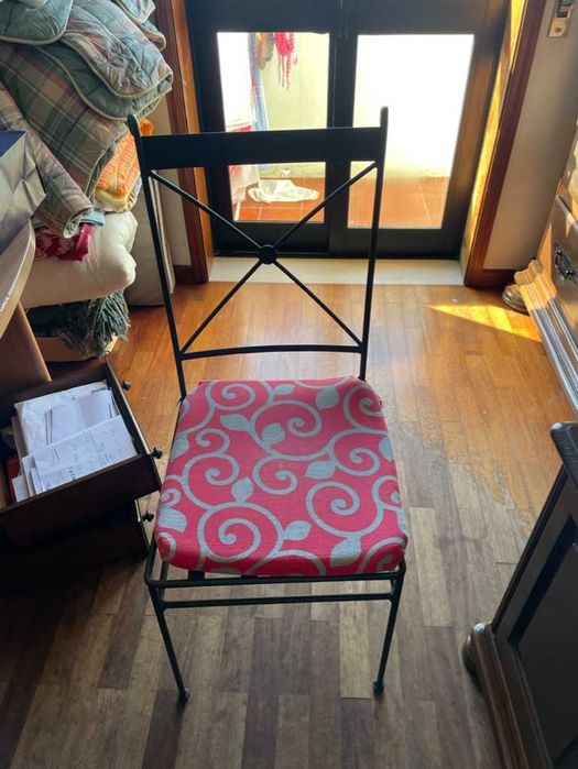 cadeira de ferro com assento almofadado