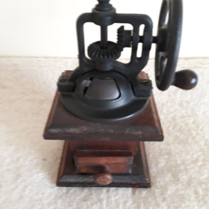 Dwa młynki antyki cena ost.