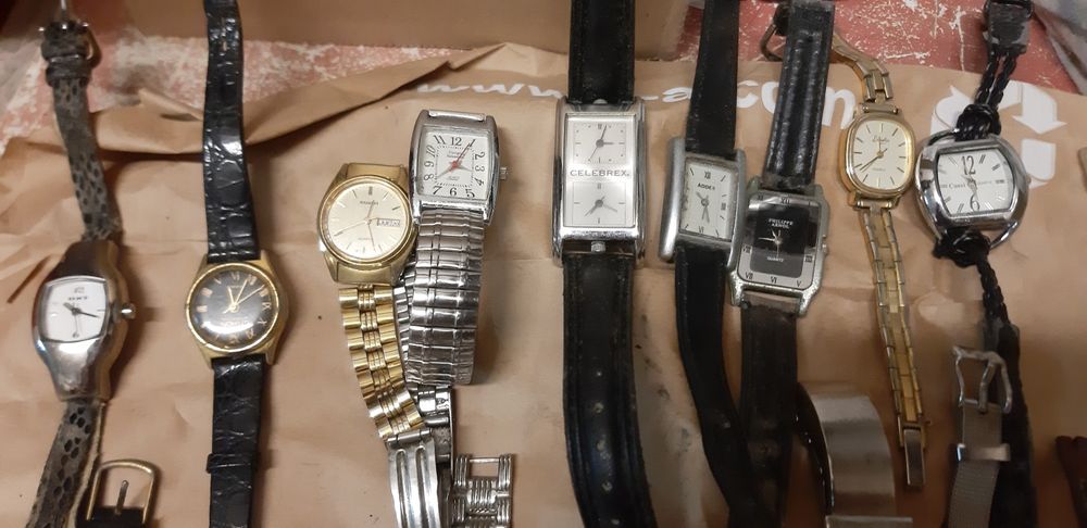 Vários relógios usados