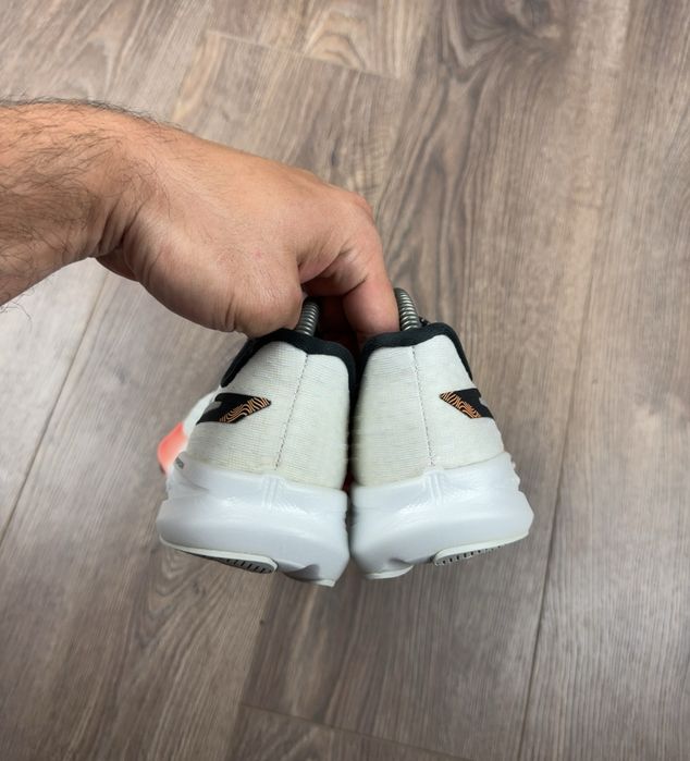 Бігові Кросівки Brooks Hyperion 40 (25.5 см)