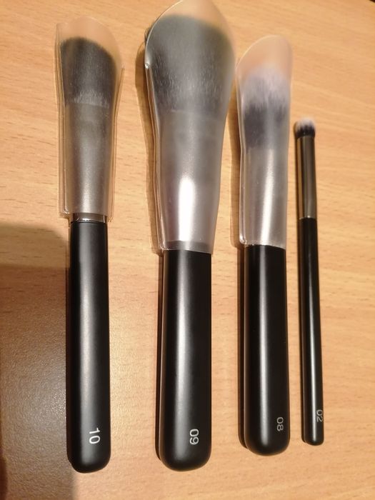 4 Pincéis Kiko Milano +1 Spray de limpeza para pincéis Kiko Milano