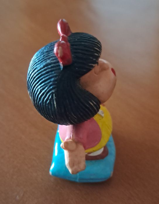Representação em PVC da personagem Mafalda