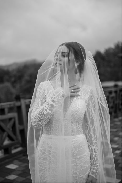 Продам весільну сукню .