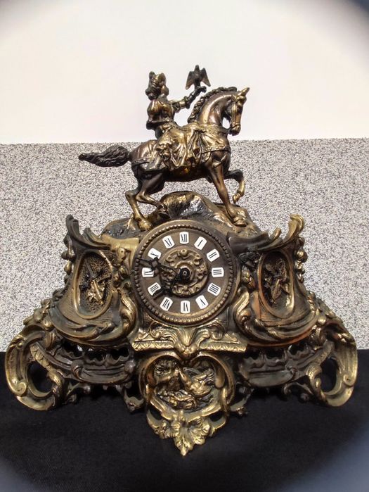 Zegar kominkowy. Myśliwy na koniu z sokołem mosiądz