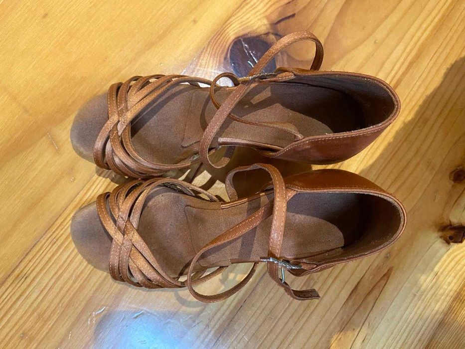 Sapatos de dança International Dance Shoes como novos