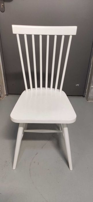 Białe drewniane krzesła do jadalni