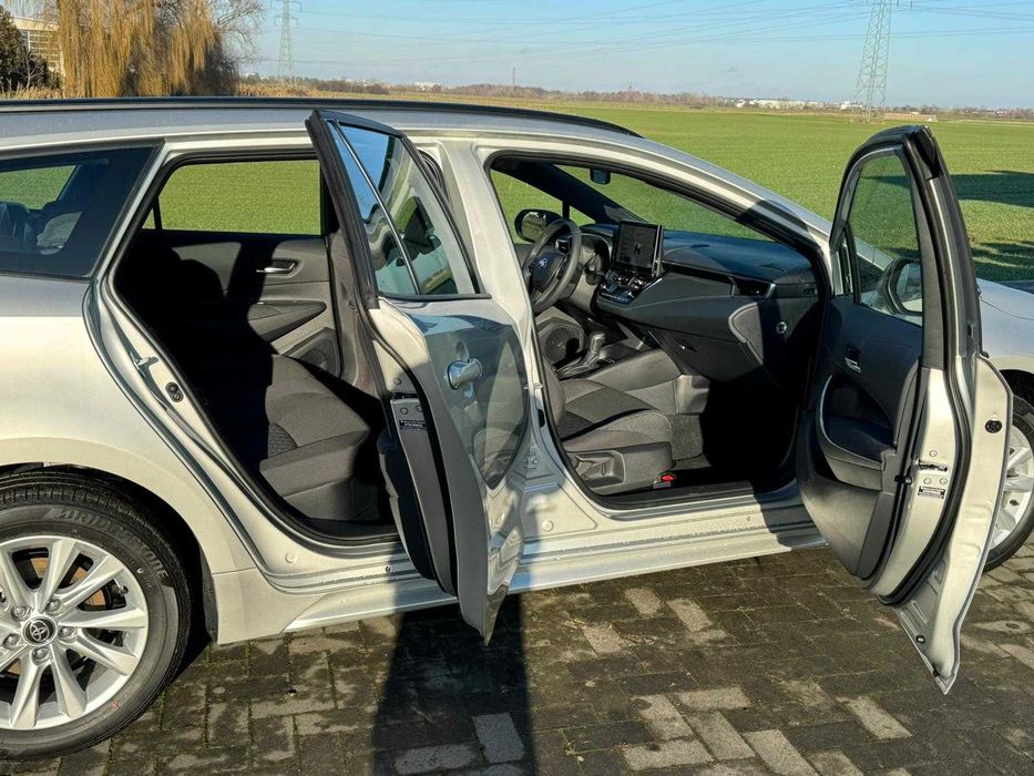 Wynajem samochodu Toyota Corolla hybrid kombi wynajem busa 9 osobowego