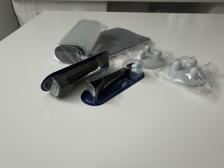 Dwie szczoteczki do oral-b io i akcesoria