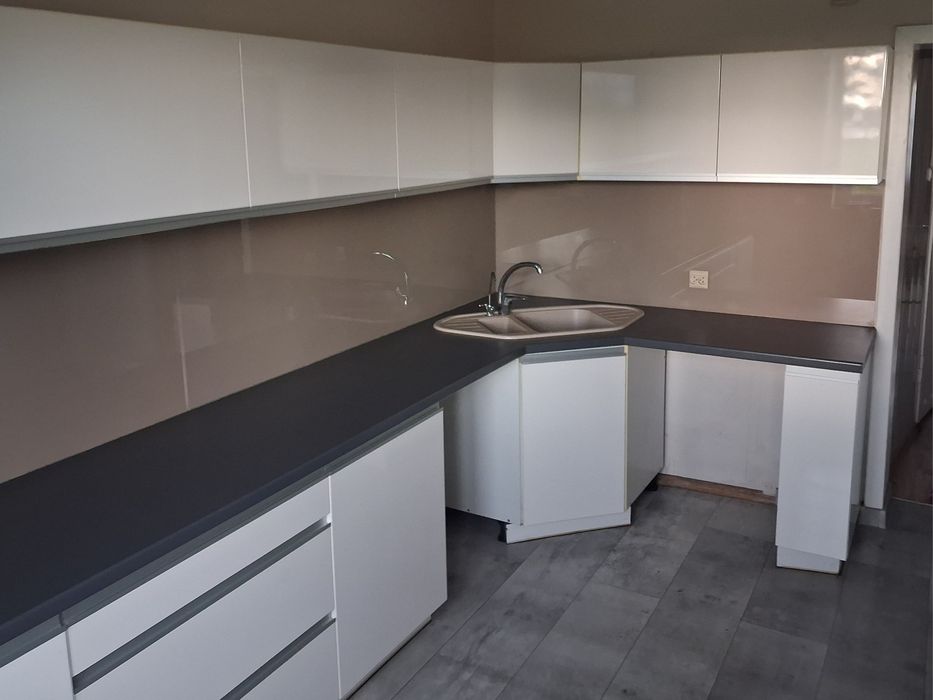 Białe narożne meble kuchenne